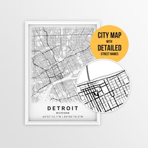 Pode incluir: Um mapa a preto e branco emoldurado de Detroit, Michigan, com nomes de ruas detalhados. Uma inserção circular mostra um close-up do layout das ruas. O texto "CITY MAP WITH DETAILED STREET NAMES" está num círculo amarelo.