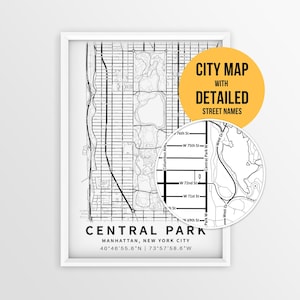 Op de afbeelding: Een ingelijste zwart-wit plattegrond van Central Park in Manhattan, New York City. De print bevat gedetailleerde straatnamen, coördinaten en een cirkelvormige inzet die een ingezoomd gedeelte van het parkraster en de omliggende straten toont.