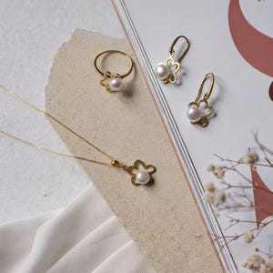 Sterlingzilveren madeliefjeketting – vergulde bloemenhanger, zoetwaterparel