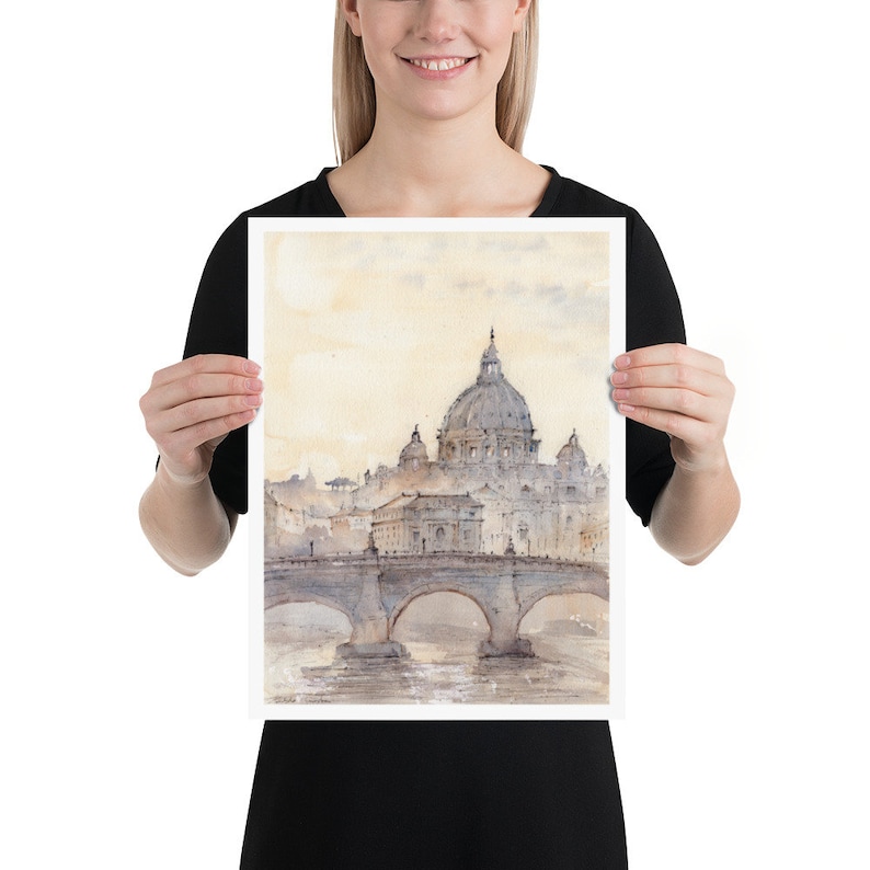 Peut inclure: Une peinture &agrave; l'aquarelle de la basilique Saint-Pierre de Rome, en Italie. La peinture repr&eacute;sente la basilique de loin, avec un pont au premier plan et le Tibre en arri&egrave;re-plan. Le ciel est d'un jaune doux, et la basilique est d'un gris clair.
