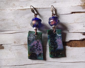 Superbe nuit étoilée...boucles d’oreilles série mini tableaux, peints à la main,  belle perle verre au chalumeau,  création artisanale uniqu