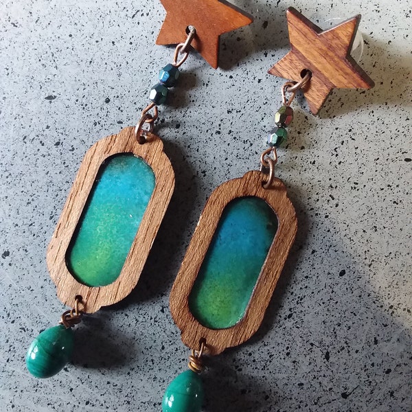 Azur...Boucles d’oreilles en bois, émaillées,  légères et originales,  avec perle de verre au chalumeau,  création unique