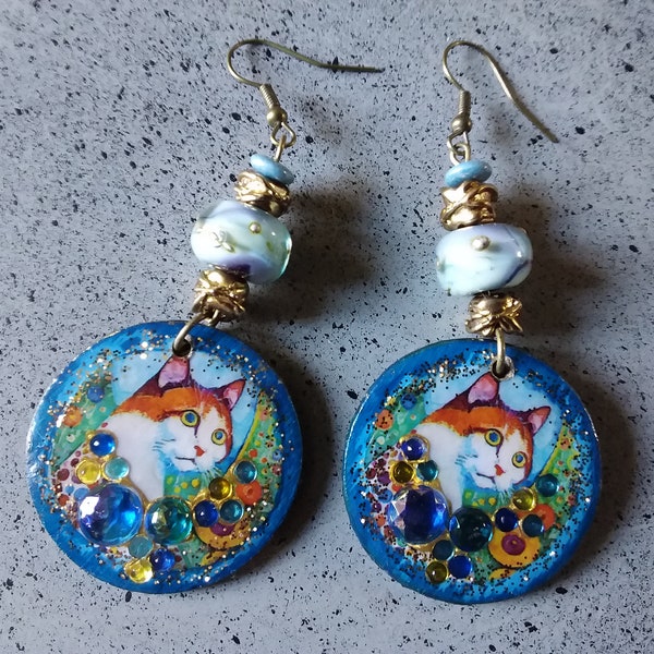 Les chats de Klimt I...Boucles d’oreilles légères et originales,  en bois résiné, et perle au chalumeau,  création artisanale