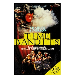 Könnte beinhalten: Ein Vintage-Filmplakat für "Time Bandits" mit einer Figur mit rotem Gesicht und Kopfschmuck, der Titel in gelben Buchstaben. Das Plakat enthält die Namen Charles Alverson, Michael Palin und Terry Gilliam.