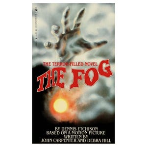 Puede incluir: La portada del libro "The Fog" presenta una mano fantasmal que emerge de un fondo nebuloso. El título, en rojo, es prominente. La portada también incluye el texto "The Terror-Filled Novel" y los créditos de los autores.