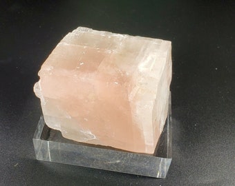 Cristal de calcita que fluoresce em azul
