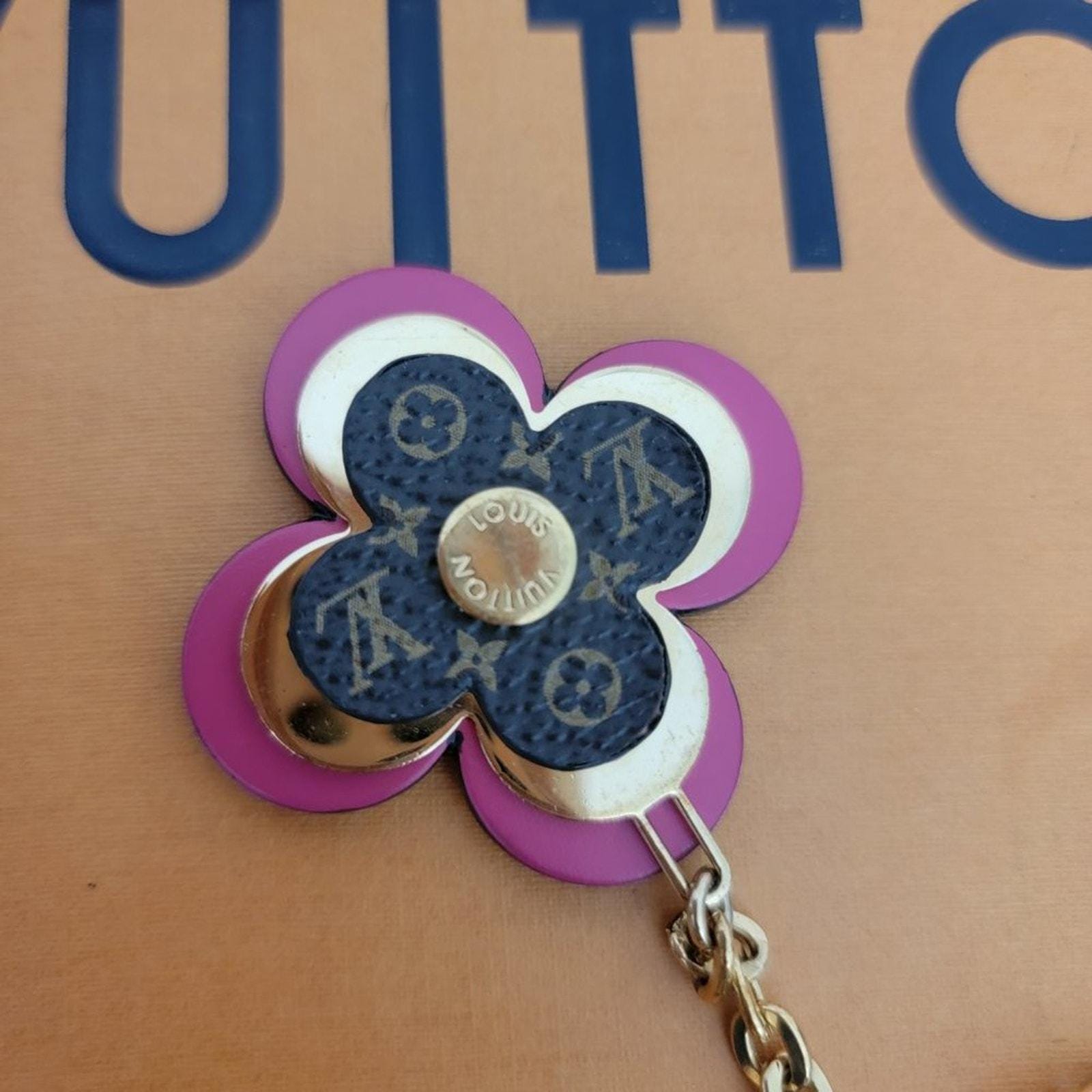 Louis Vuitton 花形キーホルダー Louis Vuitton Blooming Flower Charm Keyring OB0169 - Etsy