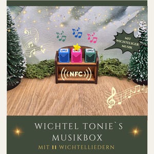 Può includere: Un carillon in legno con tre cubi colorati, blu, rosa e verde, ciascuno con un design a forma di altoparlante. La scatola presenta la scritta "(NFC)" ed è decorata con note musicali e la scritta "WICHTEL TONIE'S MUSIKBOX".