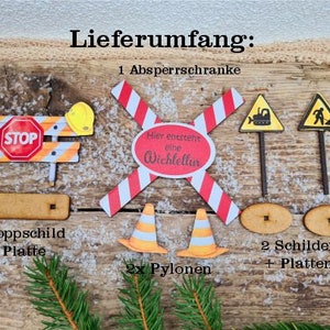 Pu&ograve; includere: Decorazioni per feste a tema edile che includono una barriera a strisce rosse e bianche, un cartello di stop, due cartelli di avvertimento gialli e neri, due coni di traffico arancioni e due cartelli in legno marrone. Il testo sui cartelli recita "Hier entsteht eine Wichtelt&uuml;r" e "Lieferumfang: 1 Absperrschranke 1 Stoppschild + Platte 2 Schilder + Platten 2x Pylonen".