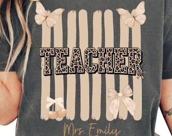 Camiseta personalizada para profesor/a Comfort Colors Camiseta personalizada con nombre de profesor/a Camiseta de profesor/a con estampado de leopardo y lazo coqueto Regalo de vuelta al cole