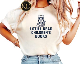 Todavía leo libros infantiles Camiseta Comfort Colors Camiseta para lectores amantes de los libros Camiseta con estampado de mapache lindo Regalo para bibliotecarios y maestros