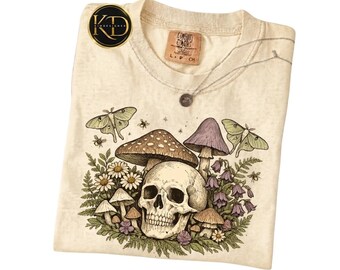 Camiseta Comfort Colors con estampado de calavera y hongo, estilo vintage botánico y natural.
