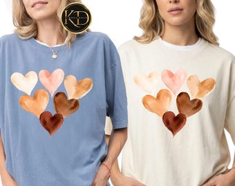 Camiseta con corazones en tonos de piel, camiseta gráfica de amor inclusivo, camiseta de corazones de diversidad, camiseta de corazones en acuarela, camiseta de igualdad y bondad