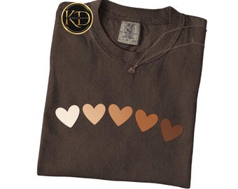 Camiseta con corazones en tonos de piel, camiseta Comfort Colors, camiseta con corazones de melanina, camiseta gráfica inclusiva, camiseta de diversidad, camiseta minimalista con corazones