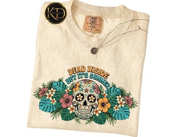 Camiseta "Muerto por dentro, pero es verano" con colores cómodos, camiseta divertida de calavera veraniega, camiseta tropical floral de calavera, camiseta de verano con humor negro