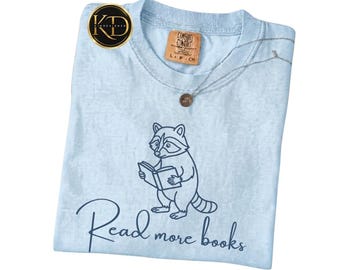 Lee más libros Camiseta Comfort Colors Camiseta de mapache leyendo Regalo para amantes de los libros Camiseta gráfica linda para lectores de biblioteca