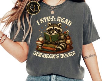 Todavía leo libros infantiles. Camiseta de mapache leyendo. Camiseta para amantes de los libros. Camiseta de bibliotecario. Regalo para profesor de lectura. Camiseta retro con gráfico de lector.