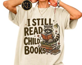 Camiseta "Todavía leo libros infantiles" Camiseta para amantes de los libros Camiseta de mapache leyendo Regalo para bibliotecario Regalo para profesor lector Camiseta gráfica para ratón de biblioteca Vuelta al cole