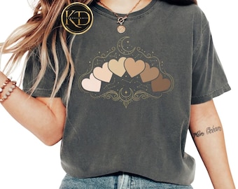 Camiseta unisex estilo boho con estampado de corazones y luna celestial en tonos de piel.