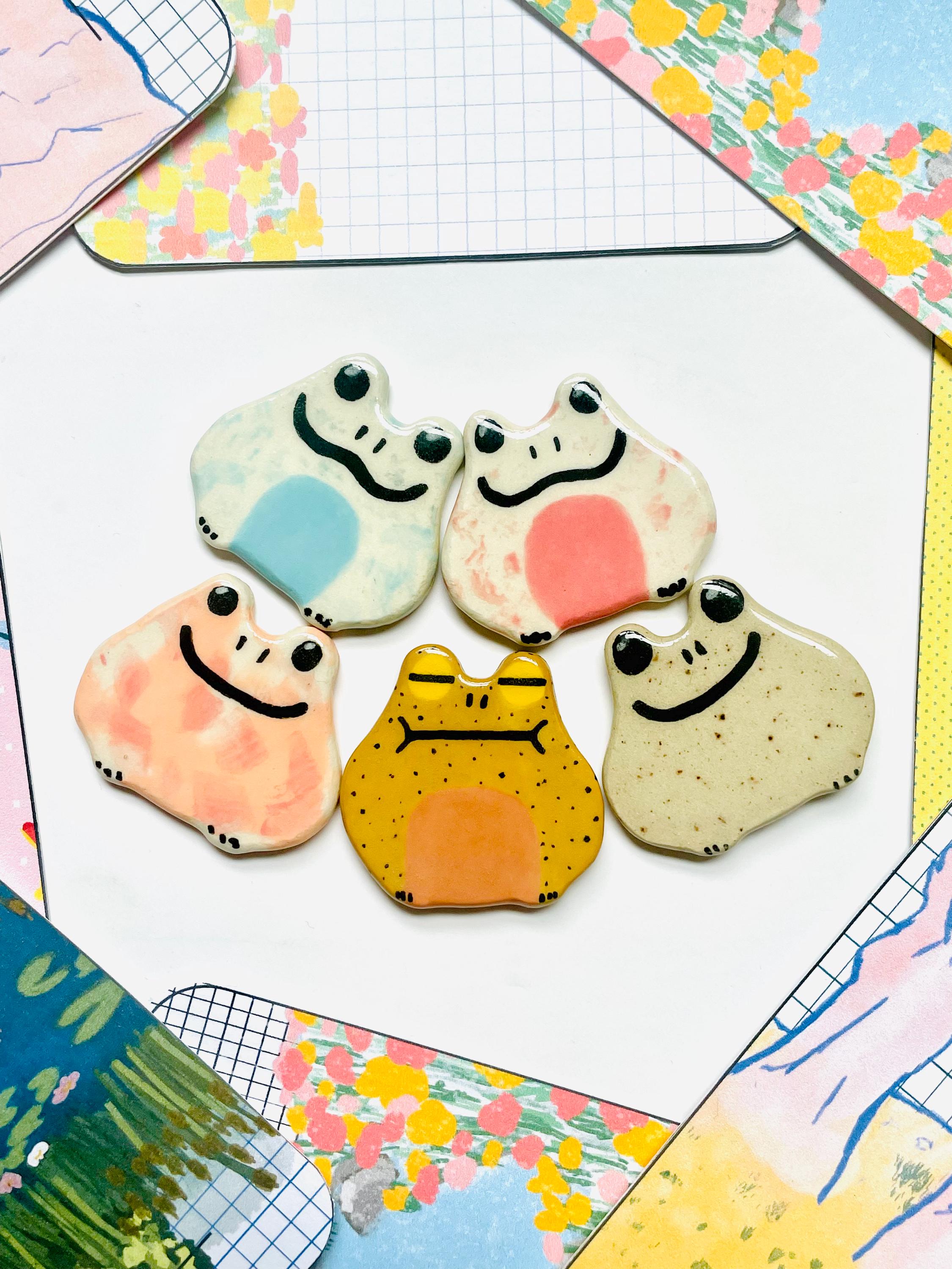 Ceramic Frog Magnet, frog decor, kitchen fridge magnet, Cottagecore decor, back to school gift for her, Animal Magnet, birthday gift for mom