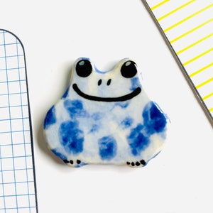 Ceramic Frog Magnet, frog decor, kitchen fridge magnet, Cottagecore decor, couples gift, Animal Magnet, handmade gift, unique gift for her Blueberry