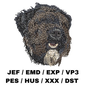 Op de afbeelding: Borduurontwerp van een zwart en bruin hondenhoofd. De hond heeft een witte vlek op zijn borst en kijkt naar rechts. Het ontwerp is geschikt voor borduurprojecten.