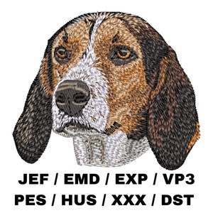 以下が含まれることがあります： 茶色と白の犬の刺繍画像。犬の頭は正面を向いており、目は開いています。犬の鼻は黒く、口は閉じられています。犬の毛は短く滑らかです。背景は白です。