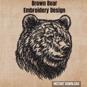 Può includere: Un ricamo in filo nero raffigurante una testa di orso su uno sfondo color marrone chiaro testurizzato. Il testo Brown Bear Embroidery Design si trova in alto e il testo INSTANT DOWNLOAD in basso. L'orso è raffigurato di profilo a destra.