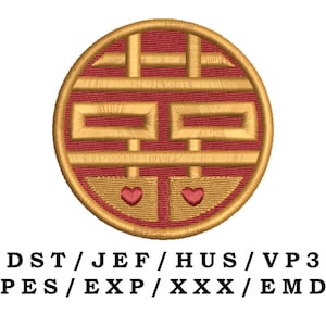Könnte beinhalten: Ein runder, gestickter Aufnäher in Rot und Gold mit einem traditionellen chinesischen Doppel-Glückssymbol. Das Symbol ist von einem roten Rand und zwei kleinen Herzen umgeben.