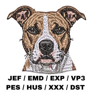 Puede incluir: Retrato bordado de un perro, un American Staffordshire Terrier marrón y blanco. La cara del perro está centrada, con puntadas detalladas. El texto "JEF / EMD / EXP / VP3 PES / HUS / XXX / DST" está en la parte inferior.