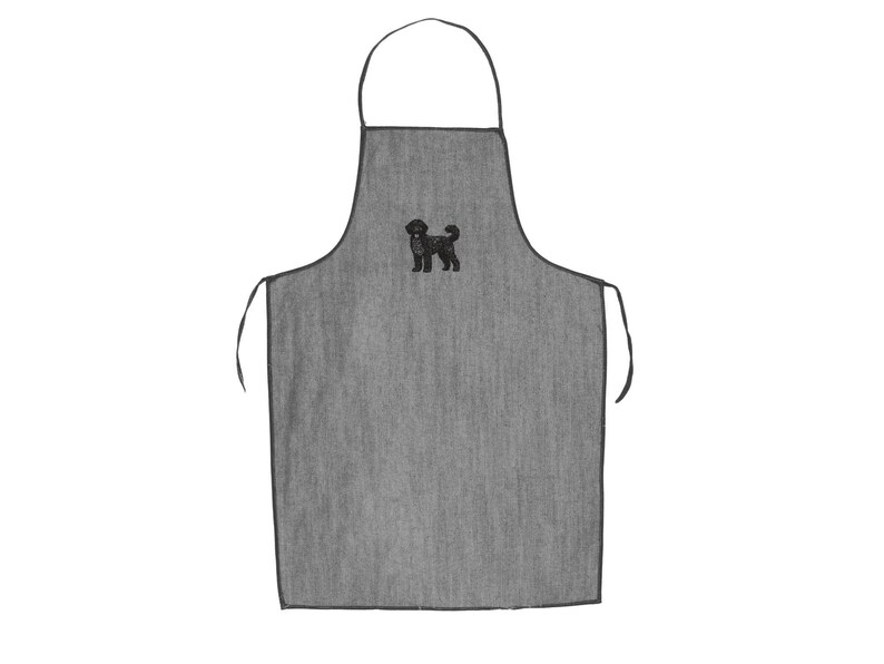 K&ouml;nnte beinhalten: Eine graue Denim-Sch&uuml;rze mit schwarzen verstellbaren Tr&auml;gern und einer schwarzen gestickten Hundesilhouette.