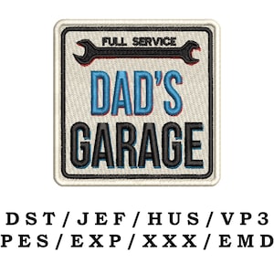 Könnte beinhalten: Gestickter Aufnäher mit dem Schriftzug "DAD'S GARAGE" in Schwarz und Blau, mit einem Schraubenschlüssel-Symbol und den Worten "FULL SERVICE" oben. Der Aufnäher ist quadratisch mit weißem Rand.
