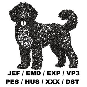 K&ouml;nnte beinhalten: Schwarzwei&szlig;-Stickdesign eines Portugiesischen Wasserhundes. Der Hund steht mit dem Kopf zur Seite gedreht und der Zunge herausgestreckt. Das Design ist f&uuml;r Stickmaschinen geeignet und umfasst die Dateiformate JEF, EMD, EXP, VP3, PES, HUS, XXX und DST.
