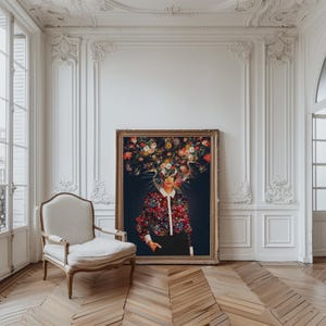 以下が含まれることがあります： 花冠をかぶった女性を描いた額装されたアートプリント。女性は花柄のダークブルーのシャツと黒いパンツを着用しています。背景はダークブルーです。
