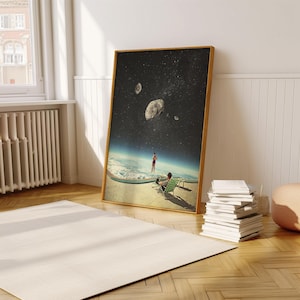 Puede incluir: Una impresión de arte surrealista que presenta a una persona de pie en el borde de una piscina, con el agua extendiéndose hacia un cielo nocturno estrellado. La piscina está rodeada por una plataforma de concreto, y hay una persona sentada en una silla de salón en primer plano. La impresión está enmarcada en un marco de madera.