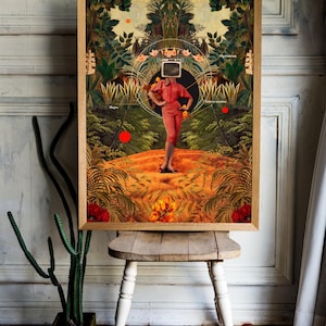 Könnte beinhalten: Gerahmter Kunstdruck mit einer Person mit Fernseh-Kopf in einer Dschungel-Szene. Die Person trägt einen roten Anzug und hält Orangen. Das Kunstwerk wird auf einem Holzschemel ausgestellt, mit einer Kakteenpflanze daneben.