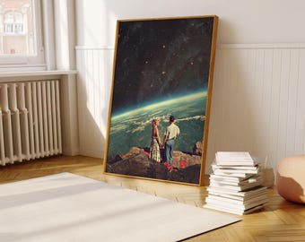 Puede incluir: Una impresión de estilo vintage de una pareja tomándose de la mano y mirando hacia un vasto cielo estrellado sobre un planeta azul y verde. La pareja está de pie en un acantilado rocoso con flores rojas en primer plano.