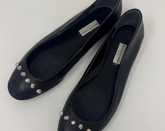 Sapatilhas Balenciaga de couro com detalhes de tachas, tamanho 38.