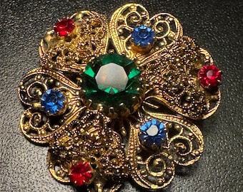 Broche antiguo de Checoslovaquia con filigrana roja, verde y azul con pedrería.
