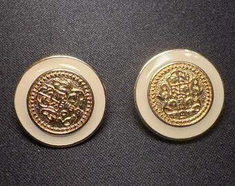 Pendientes Monet de esmalte blanco vintage con clip en tono dorado