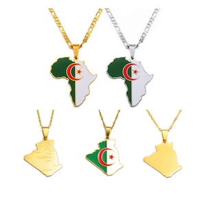 Peut inclure: Plusieurs colliers avec des pendentifs en forme d'Afrique et d'Algérie. Les pendentifs sont dorés et argentés, certains affichant le drapeau algérien vert, blanc et rouge. Les chaînes sont dorées et argentées.