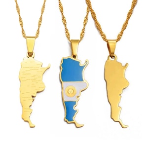 Pode incluir: Três colares dourados com pingentes em forma de mapa da Argentina. Um pingente apresenta o design da bandeira do país em azul, branco e dourado. Os outros dois pingentes são em ouro maciço com o contorno do país.