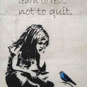 Banksy Graffiti Ragazza con uccello blu, poster motivazionale in metallo Se ti stanchi, impara a riposare, a non mollare, grande decorazione da parete per casa, ufficio