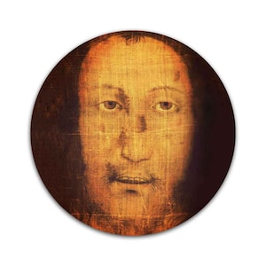 Könnte beinhalten: Eine Nahaufnahme eines verblassten Bildes eines Gesichts auf einem Stück Stoff. Das Bild ist in Braun- und Gelbtönen gehalten und das Gesicht scheint dem eines Mannes zu gehören. Das Bild wird oft als das Turiner Grabtuch bezeichnet.