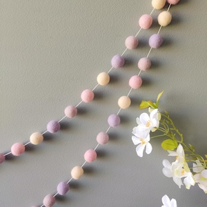 Girly mauve rosa beige Rouge-Girlande aus Filzkugeln, Merinowolle, pastellfarbene Pompom-Girlande, mehrfarbiges Baby-Kinderzimmer