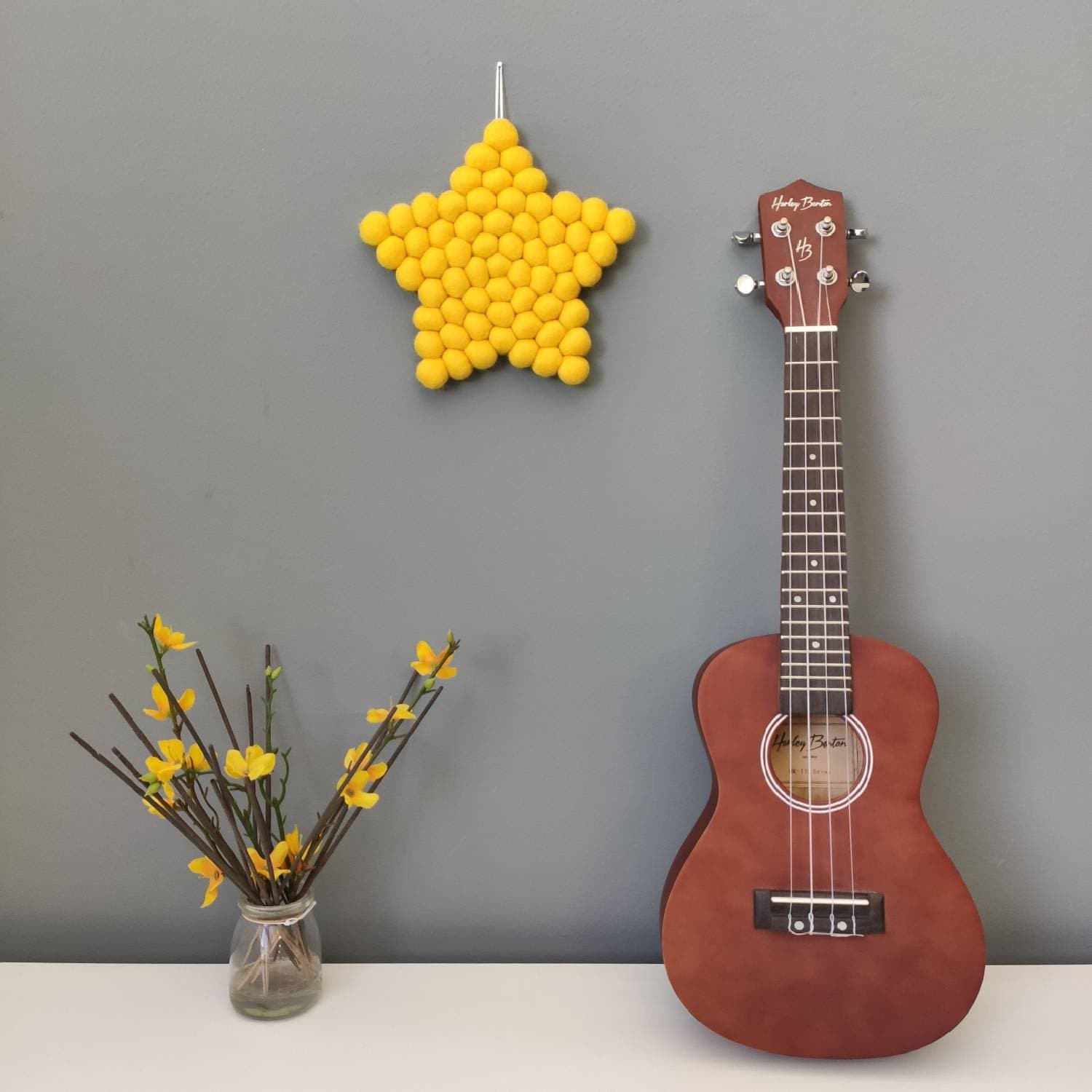 Déco Boules de Feutres Etoile, Tissage Mural en Laine à Suspendre Jaune