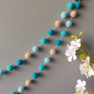 Blau-beige-türkisfarbene Girlande aus Filzkugeln, Merinowolle, bunte Pompon-Girlande, buntes Meer, Strand, Baby- und Kinderzimmer