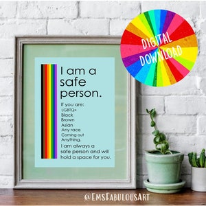 Op de afbeelding: Een digitale downloadprint met een regenboogachtergrond en de tekst "Ik ben een veilig persoon. Als je bent: LGBTQ+, Zwart, Bruin, Aziatisch, Elk ras, Komt uit de kast, Alles. Ik ben altijd een veilig persoon en zal een plek voor je vrijhouden." De tekst is in zwart en wit. De print is ingelijst en hangt aan een witte bakstenen muur.