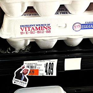 K&ouml;nnte beinhalten: Nahaufnahme von gestapelten wei&szlig;en Eierkartons mit dem Text "Excellent Source of Vitamins D-E-B2-B12-B5". Ein Aufkleber mit dem Text "I DID THAT!" befindet sich auf dem Regal unter den Kartons. Ein Preisschild zeigt den Preis von 4,89 $.