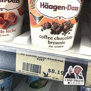 K&ouml;nnte beinhalten: Ein Pint H&auml;agen-Dazs Kaffee-Schokoladen-Brownie-Eis. Der Beh&auml;lter hat einen braunen Deckel und ein Etikett mit dem Markennamen und einem Bild von Brownies und Kaffeebohnen. Ein Preisschild darunter.